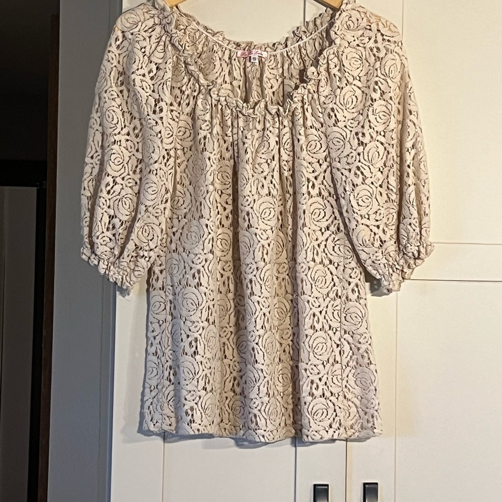 Lu Lu Lame tan lace top with elastic around neck and sleeves, size S